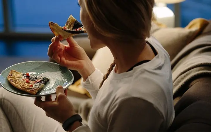 Ăn qu&aacute; nhiều v&agrave;o buổi tối